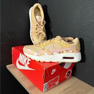 Nike Women's Athletic Shoes Beige and Pink